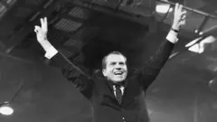 Richard Nixon fazendo o 'V" da vitória