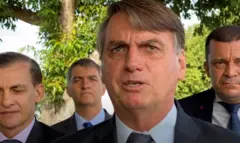 Bolsonaro cercado de assessores em vídeo que registra a fala que foi considerada uma ameaça de autogolpe em 2021