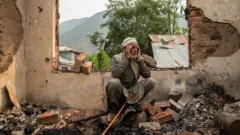 د کشمیر ددې اوسیدونکي‌ کور د هند او پاکستان تر منځ وروستیو نښتو کې ویجاړ شوی دی .