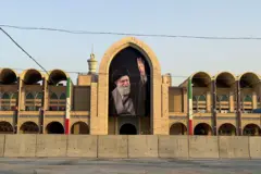 صورة عملاقة لعلي خامنئي يرفع يده معلقة على جدار مدخل المصلى الكبير في طهران