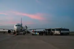 Des migrants embarquent à bord d'un avion lors du premier vol d'expulsion de Vénézuéliens sans papiers des États-Unis vers le Venezuela, à Harlingen, au Texas, le 18 octobre 2023. 