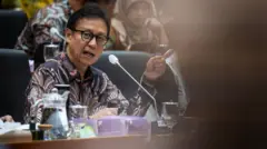 Menteri Kesehatan Budi Gunadi Sadikin memberikan paparan saat mengikuti rapat kerja dengan Komisi IX DPR di Kompleks Parlemen, Senayan, Jakarta, Selasa (29/04).