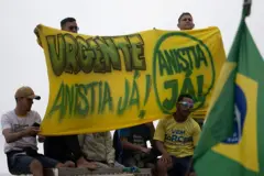 Apoiadores de Bolsonaro seguram uma faixa com os dizeres "Urgente, anistia já" em uma manifestação durante o Dia da Independência, na praia de Copacabana, no Rio de Janeiro, Brasil, em 7 de setembro de 2025