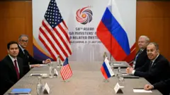 Марко Рубио и Сергей Лавров во время встречи в Куала-Лумпуре