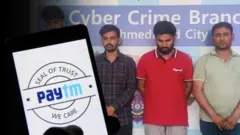 98 रुपये वाचवण्याचा मोह पडला महागात, पेटीएमच्या माजी सेल्समननं गुजरातच्या व्यापाऱ्यांना कोट्यवधींना फसवलं