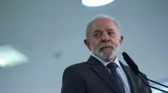 Lula com olhar preocupado, olhando para o lado diante de microfones