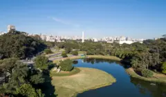 Vista do Parque do Ibirapuera, em São Paulo, com o obelisco e edifícios ao fundo