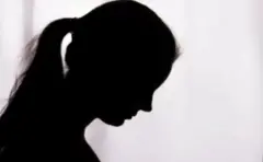 Силует жіник у темряві 