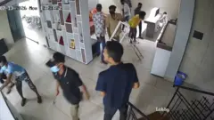 চাঁদা না দেওয়ায় সোমবার ডিজিটাল ডট নেটের কার্যালয়ে হামলায় অংশ নেওয়া ব্যক্তিদের বেশিরভাগই বয়সে তরুণ, মুখে ছিল মাস্ক পরা।
