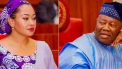 Aṣòfin Natasha Akpoti Uduaghan àti Olórí ilé aṣòfin àgbà, Godswill Akpabio jókòó tí ara wọn. 