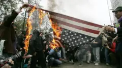 Manifestantes chilenos queman la bandera de Estados Unidos durante una manifestación en 2007 por el aniversario del golpe de Estado de 1973.