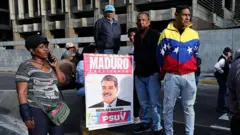 Partidarios de Nicolás Maduro sostienen un cartel con su imagen cerca del Palacio de Miraflores después de que se escucharan explosiones y el sobrevuelo de aviones a baja altura, y tras confirmarse su captura.