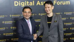 สารัชถ์ รัตนาวะดี (ซ้าย) ประธานเจ้าหน้าที่บริหาร บมจ. กัลฟ์ เอ็นเนอร์จี ดีเวลลอปเมนท์ และ ริชาร์ด เทง ประธานเจ้าหน้าที่บริหารของ บริษัท ไบแนนซ์ แคปปิตอล แมเนจเมนต์ จำกัด