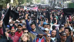 নির্বাচনের পর গত দশ দিনে এভাবে সারা দেশে অন্তত: দু’দফায় কালো পতাকা মিছিল করতে দেখা গেছে বিএনপিকে