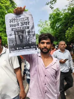 जंतर मंतर पर प्रदर्शन करता एक युवा
