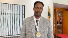 Barsiisaan Firaanboon Tashoomaa medaaliyaa badhaafame wajjin