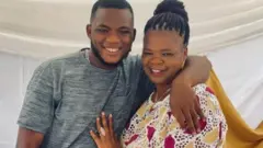 Ayomikun tíì ṣe ọmọ Peju Ogunmola fi ọwọ́ kọ iya rẹ lọrun, tí àwọn méjèèjì si rẹrìn 