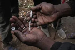 One 30-year-old male drug addict dey prepare to shoot heroin for one Kawangware slum for Nairobi, Kenya