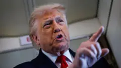 Donald Trump apuntando con el dedo.