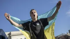 Un homme brandissant un drapeau.