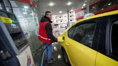 مشهد لمحطات وقود في رام الله، فلسطين، في الأول من أبريل/نيسان 2026، وسط تفاقم أزمة الوقود، بعدما أدت الزيادة في أسعار الطاقة عالميًا ونقص الإمدادات المرتبط بالحرب بين الولايات المتحدة وإسرائيل وإيران إلى اضطراب الحياة اليو