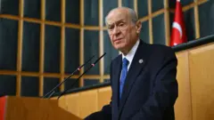 Devlet Bahçeli kürsüde konuşurken