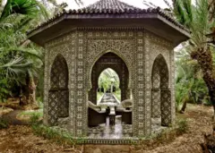 Un invernadero de jardín con azulejos proporciona un lugar protegido,