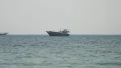 Судно в Ормузском проливе, вид из Мусандама, Оман