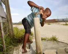 ታዳጊ ልጅ ውሃ እየጠጣ