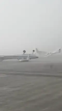 Jak vetar prevrće avione u Italiji