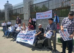 اعتراض معلولان به قطع مستمری خود در مرداد ماه