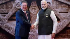 चीन के प्रधानमंत्री ली चियांग के साथ पीएम मोदी
