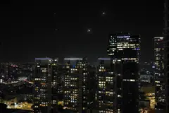 تصویری از فعال شدن سیستم پدافند گنبد آهنین اسرائیل بر فراز تل آویو در دسامبر سال ۲۰۲۳