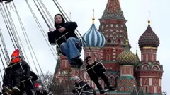 莫斯科某遊樂場上在玩機動遊戲的遊人