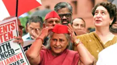 मंगलवार मॉनसून सत्र के दौरान, कांग्रेस सांसद प्रियंका गांधी, समाजवादी पार्टी सांसद जया बच्चन और विपक्ष के अन्य सांसदों ने संसद के मकर द्वार पर विरोध प्रदर्शन किया.