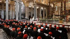 Cardenales en el Vaticano