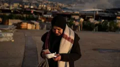 امرأة نازحة تبكي في ملجأ بملعب مدينة كميل شمعون الرياضية في بيروت، لبنان، في ١٠ مارس/آذار ٢٠٢٦، عقب قصف إسرائيلي للضواحي المجاورة. 