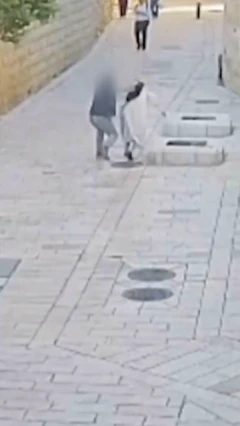 Muškarac je gurnuo i šutirao francusku monahinju u Jerusalimu.