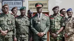Генерал Орта Н'Там и другие военные Гвинеи-Бисау