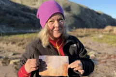 Asa Nilsson segurando um pedaço de papel molhado