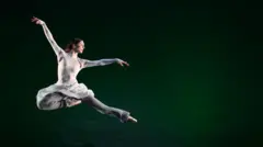 A bailarina argentina de balé Marianela Núñez se apresenta durante um ensaio para a gala beneficente especial "Dance for Ukraine" (Dança pela Ucrânia), no London Coliseum, em 19 de março de 2022.