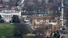 معدات بناء داخل البيت الأبيض تعمل على إنشاء قاعة الحفلات الجديدة التي يريدها ترامب