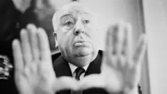 Alfred Hitchcock, um senhorvegas crest casino brasilpele clara, com pouco cabelo,vegas crest casino brasiluma fotovegas crest casino brasilpreto e branco. Ele está vestindo terno escuro e gravata e aparece com os braços estendidos e as duas mãos abertas, com a pontavegas crest casino brasilum dedão encostada na outra. 