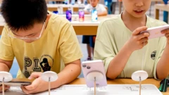 طفلان يستخدمان هواتف ذكية