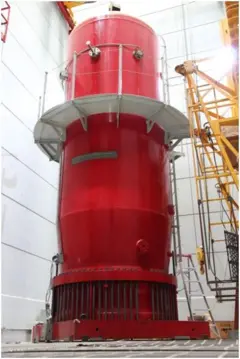 Acelerador de color rojo que tiene la forma de un tanque gigante dentro de un laboratorio