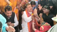 संदेशखाली में लोगों से मुलाकात करते शुभेंदु अधिकारी