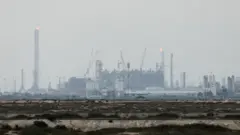 Промышленный центр в Рас-Лаффане (2 марта 2026 года)