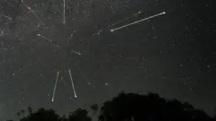Geminid meteor yağmurunun karanlık gökyüzünde ışıklı çizgiler halinde görüntüsü