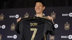 등번호 7번이 새겨진 LAFC 유니폼을 들어올리는 손흥민