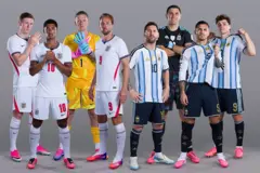 Quatro jogadores da Inglaterra ao lado de quatro jogadores da Argentina
